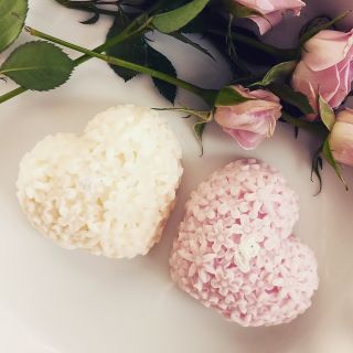 Hledáte dárek od ❤️? Krásně voňavá, čistě přírodní svíčka ve tvaru srdce, s vůní šeříku a konvalinek. Potěší, provoní a...